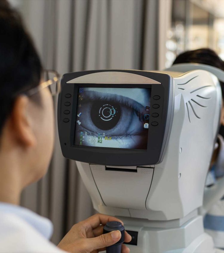 eye health examination by an eye doctor near nashville and brentwood